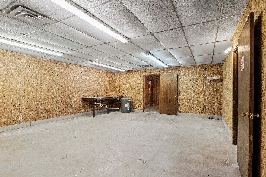 More Photos Of 450 US-259, Daingerfield Showroom For Sale