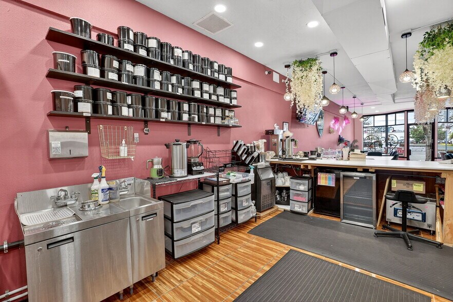 More Photos Of 159 SE 2nd Ave, Hillsboro Storefront For Sale