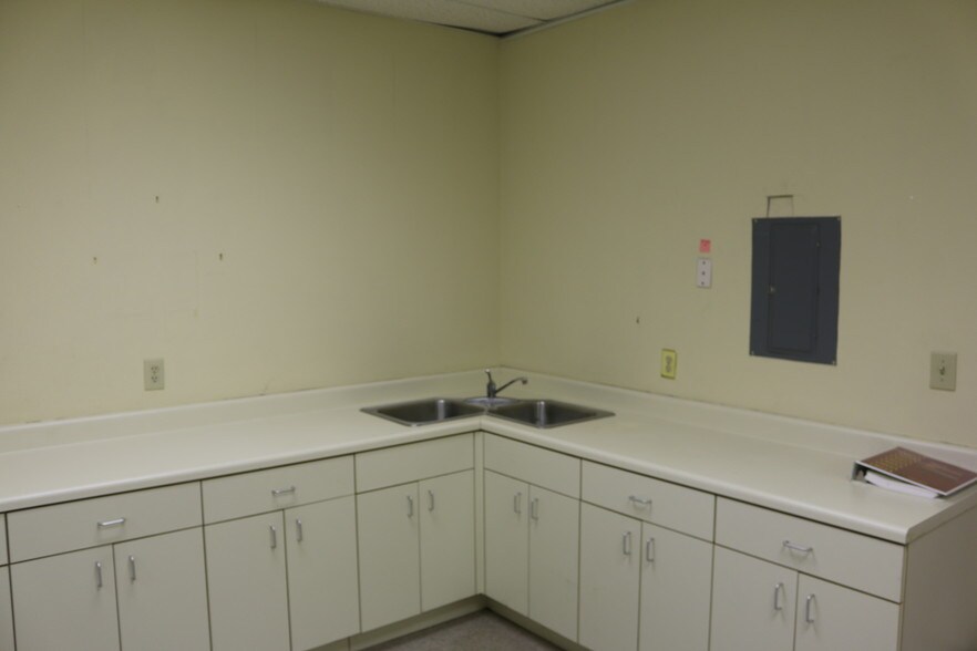 More Photos Of 808 Commerce Blvd, Riverdale Medical For Sale