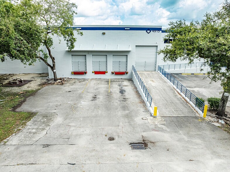 More Photos Of 4915 NW 159th St, Miami Lakes Warehouse For Lease