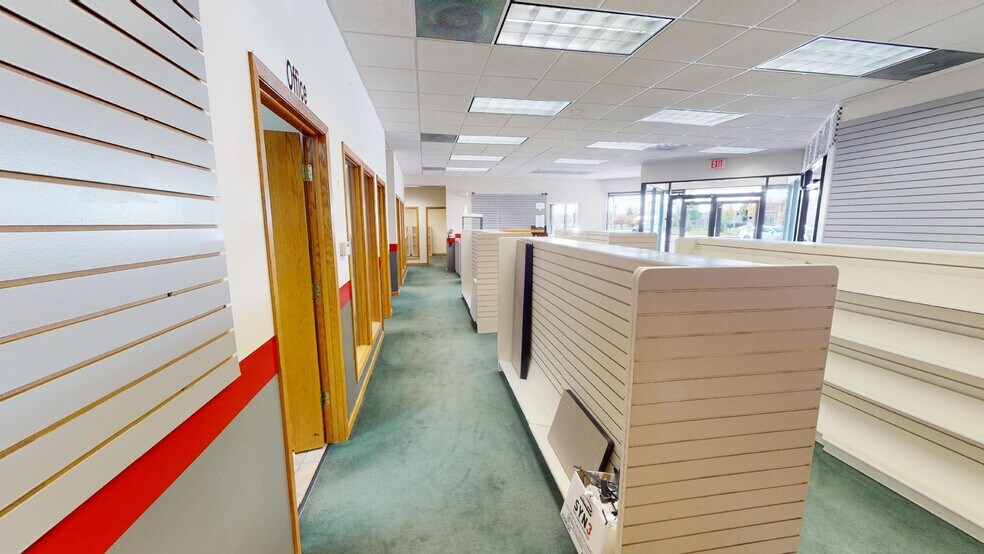 More Photos Of 2001 N Rand Rd, Palatine Unknown For Lease