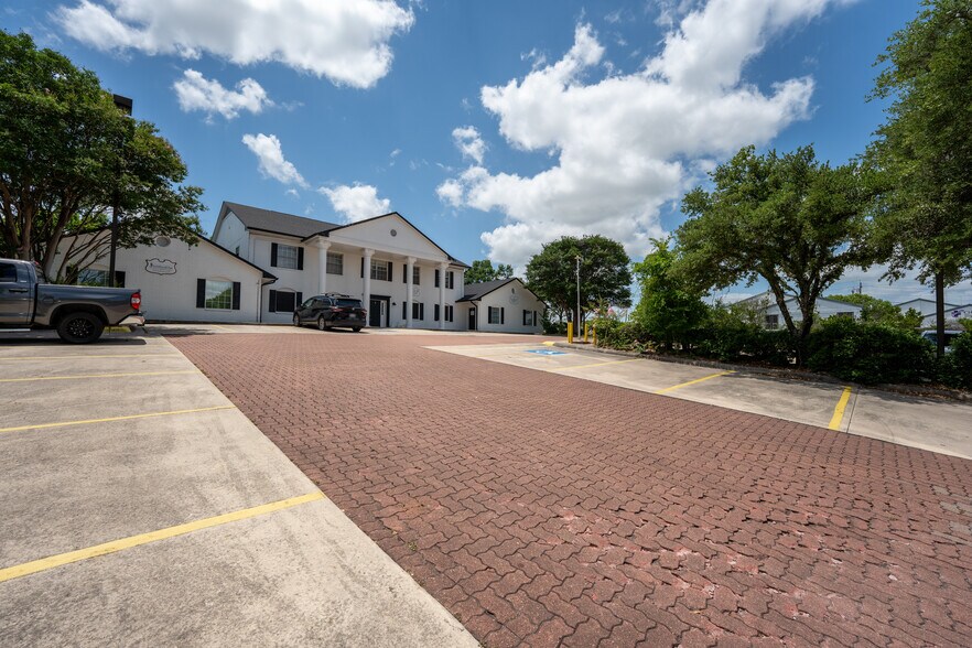 More Photos Of 2003 Medical Pky, San Marcos Medical For Sale