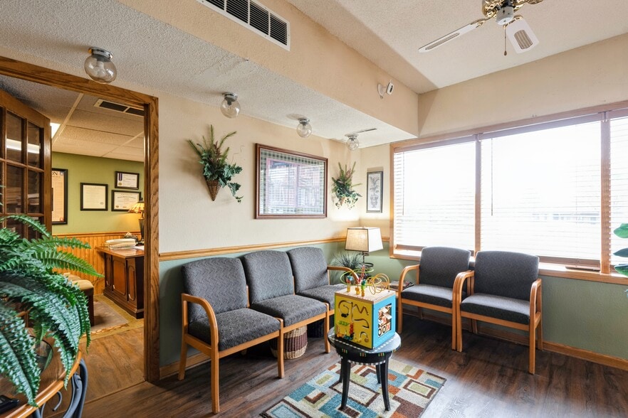 More Photos Of 1964 Indianola Ave, Des Moines Office For Sale