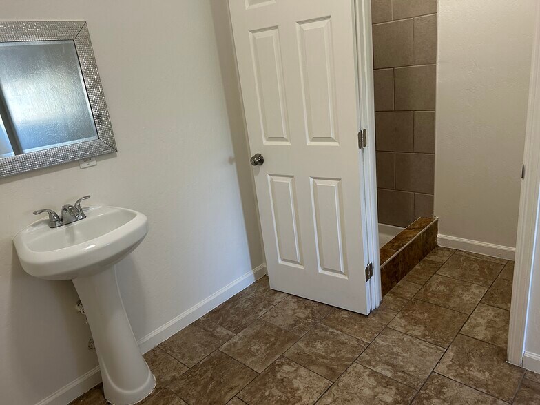 More Photos Of 530 Union Ave, Bakersfield Storefront Retail Office For Sale