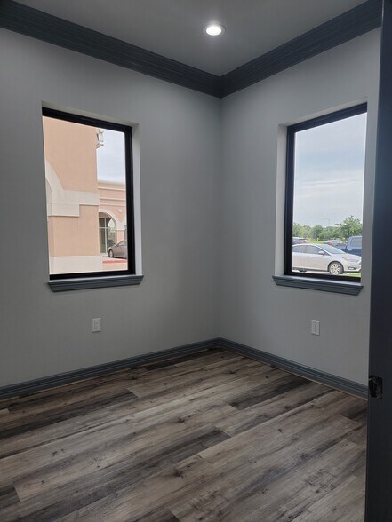 More Photos Of 15018 Lakefair Dr, Richmond Office For Lease
