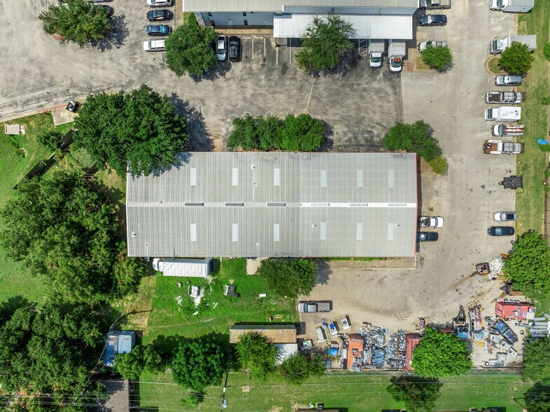 More Photos Of 204 W Powell Ln, Austin Warehouse For Lease