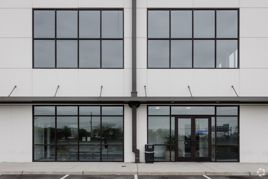 More Photos Of 120 Frontage Rd, Newark Distribution For Lease