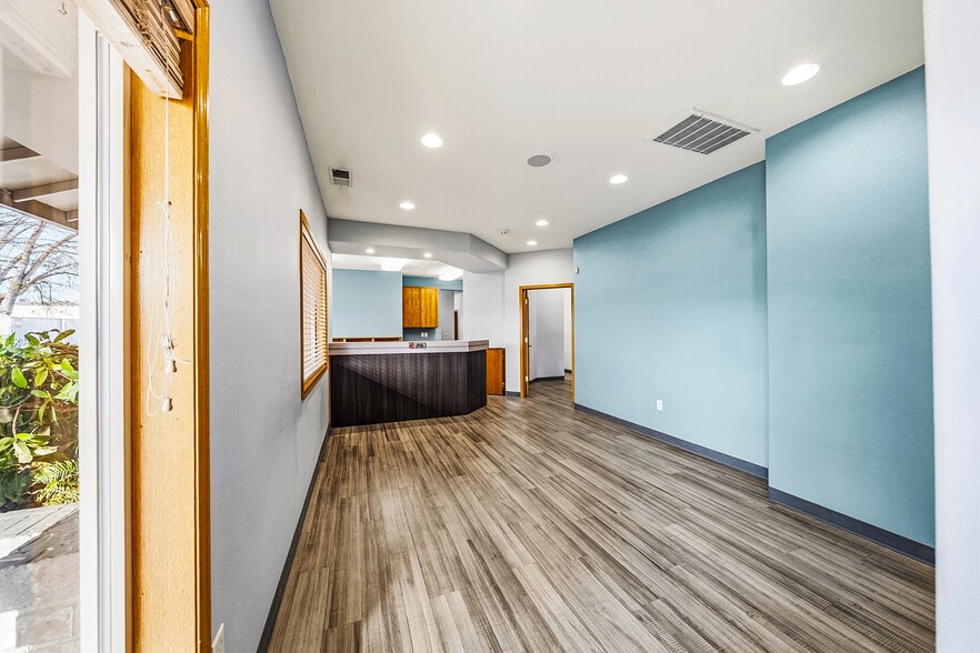 More Photos Of 925 Town Centre Dr, Medford Medical For Lease