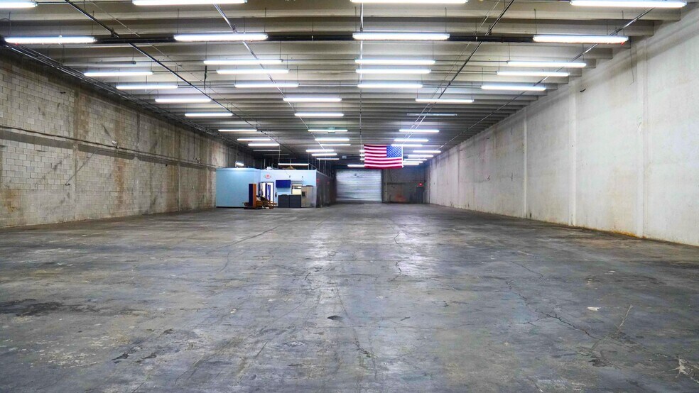 More Photos Of 8080-8100 NW 33rd St, Doral Warehouse For Lease