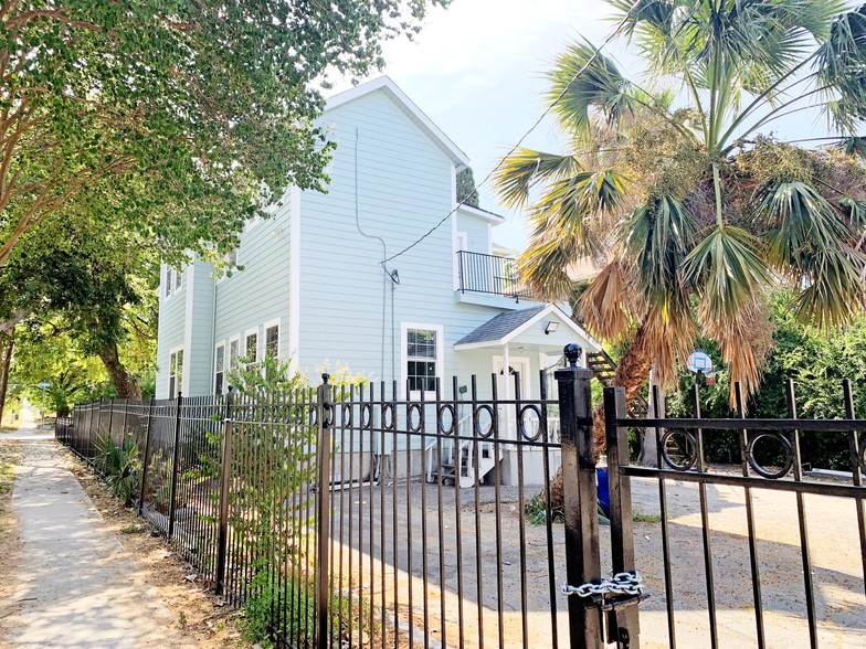 More Photos Of 127 Lewis St, San Antonio Office For Sale