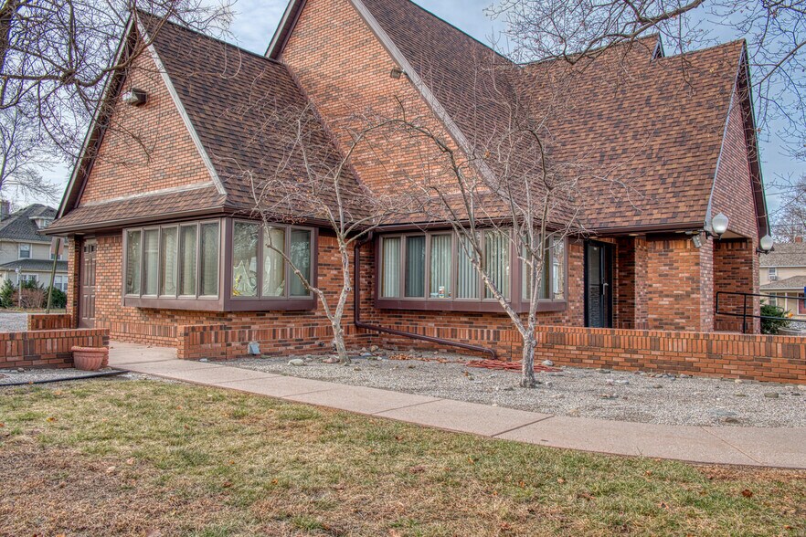 More Photos Of 208 N Shiawassee St, Owosso Office For Lease