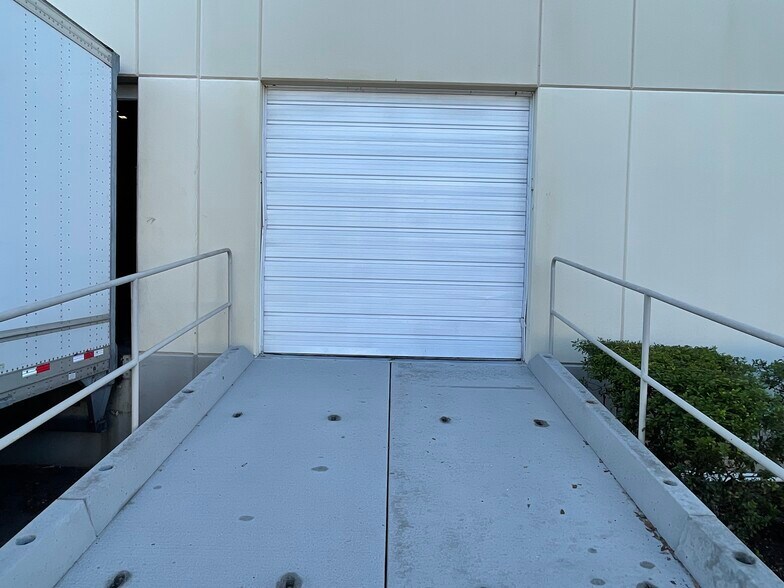 More Photos Of 1700 35th St, Orlando Warehouse For Lease