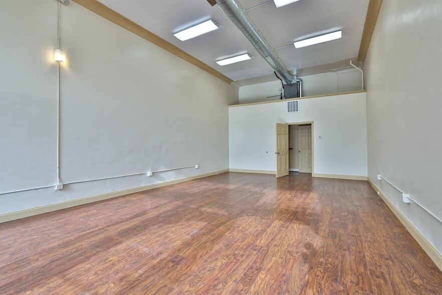 More Photos Of 3235-3245 Woodburn Ave, Cincinnati Storefront For Sale