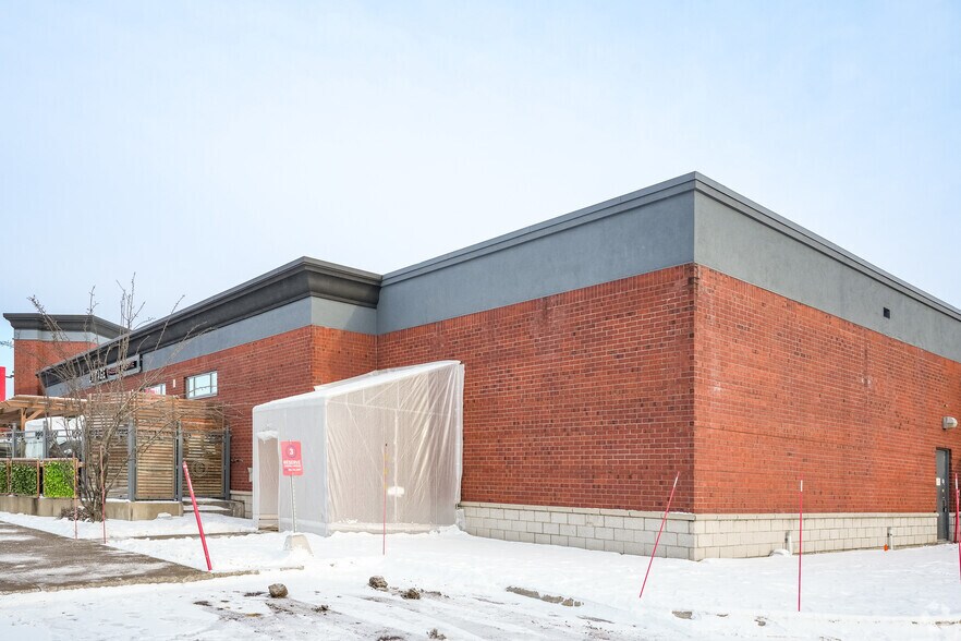 More Photos Of 5540 Boul des Gradins, Québec Restaurant For Sale