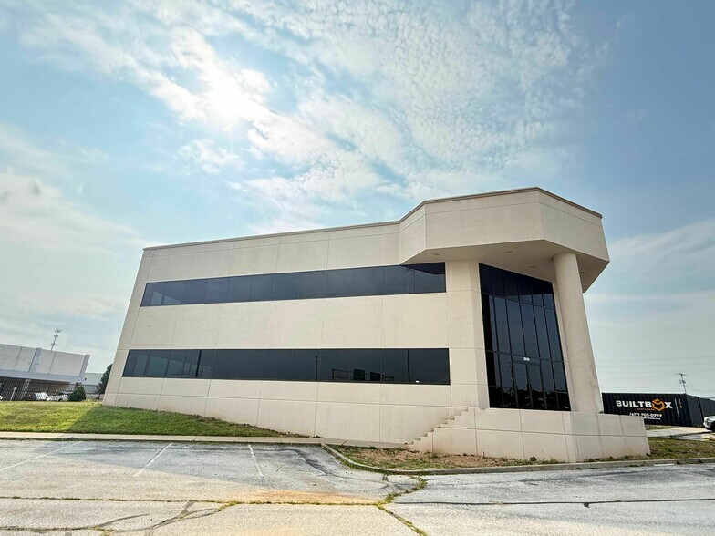 More Photos Of 2929 N Eastgate Ave, Springfield Office For Lease