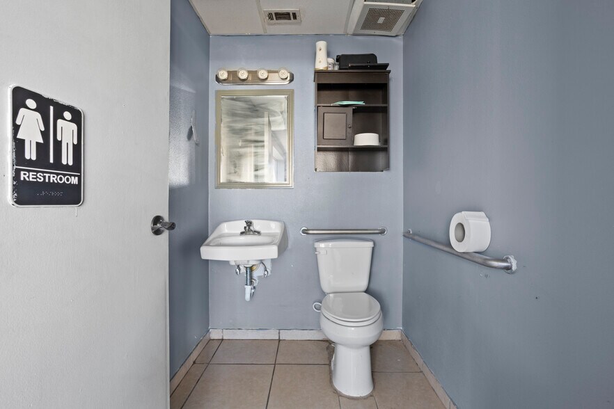 More Photos Of 15237 Russell Blvd, Gulfport Auto Salvage Facility For Sale