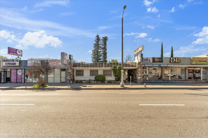 Primary Photo Of 18032 Ventura Blvd, Encino Medical For Lease