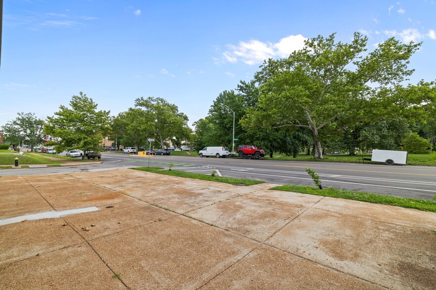 More Photos Of 5101 S Kingshighway Blvd, Saint Louis Apartments For Lease