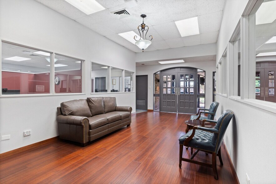 More Photos Of 2201 W Congress St, Lafayette Office For Sale