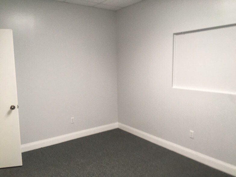 More Photos Of 4201-4205 116th Ter N, Clearwater Warehouse For Lease