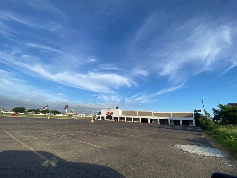 More Photos Of 320 W Village Blvd, Laredo Department Store For Lease