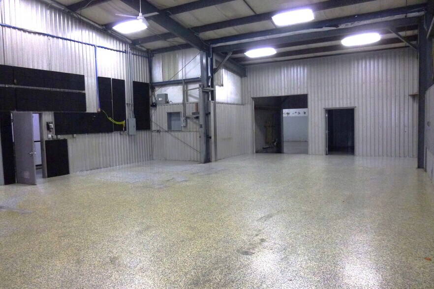 More Photos Of 115 Mary St, Johnson City Flex For Lease