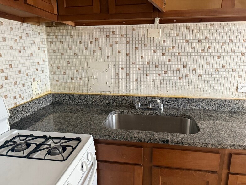 More Photos Of 5833 N Kenmore Ave, Chicago Apartments For Sale