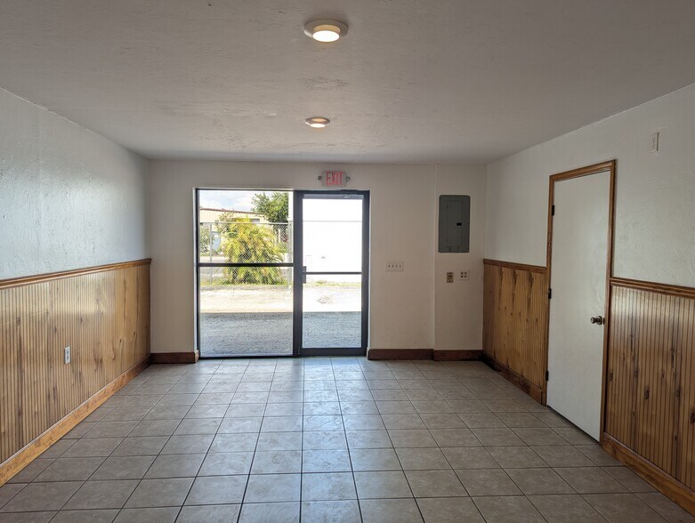 More Photos Of 927 NE 24th Ln, Cape Coral Warehouse For Sale