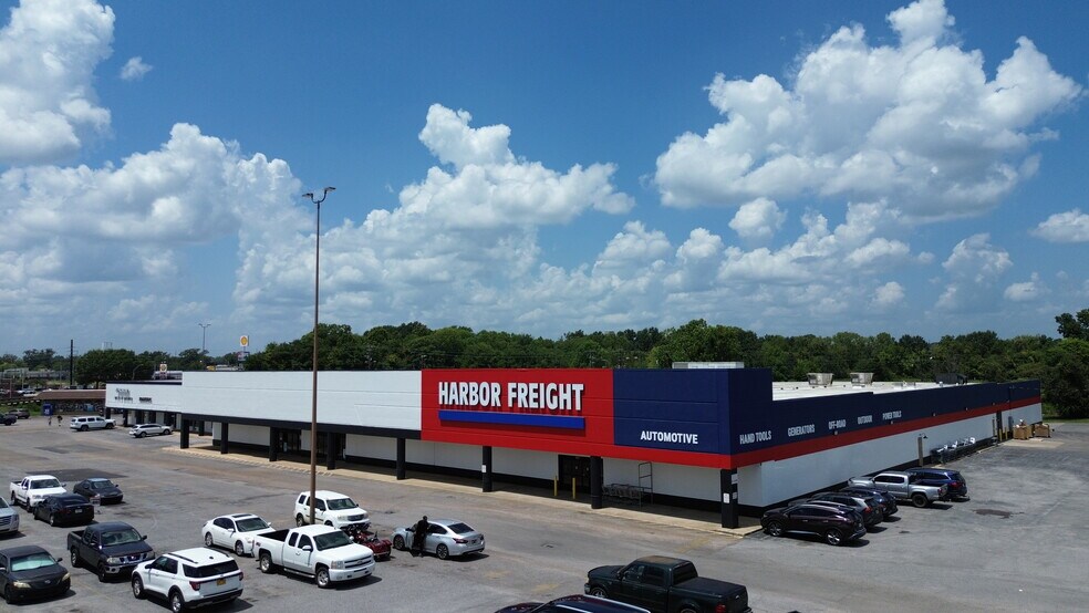 More Photos Of 2106-2124 N Frontage Rd, Meridian Storefront For Lease