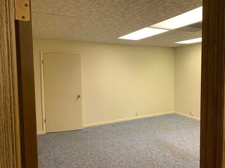 More Photos Of 817 Kilbourne St, Bellevue Medical For Lease