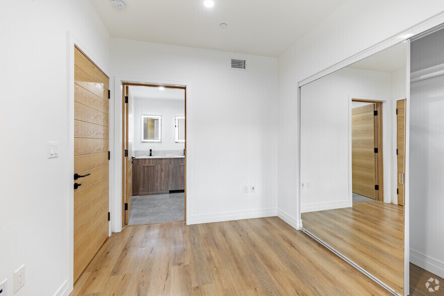 More Photos Of 1525 N Hobart Blvd, Los Angeles Apartments For Sale