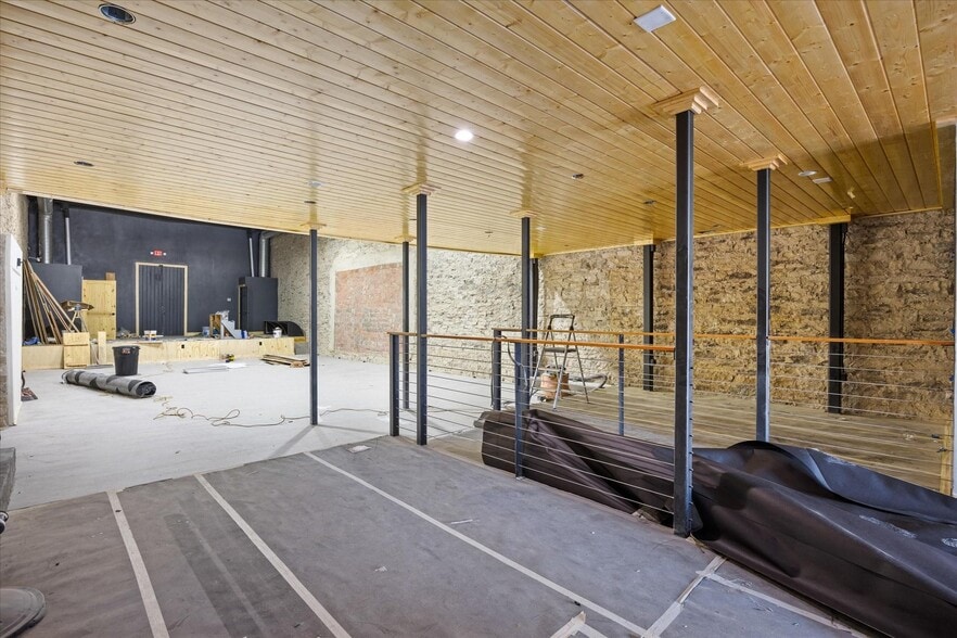 More Photos Of 114 NE Barnard St, Glen Rose Storefront For Lease