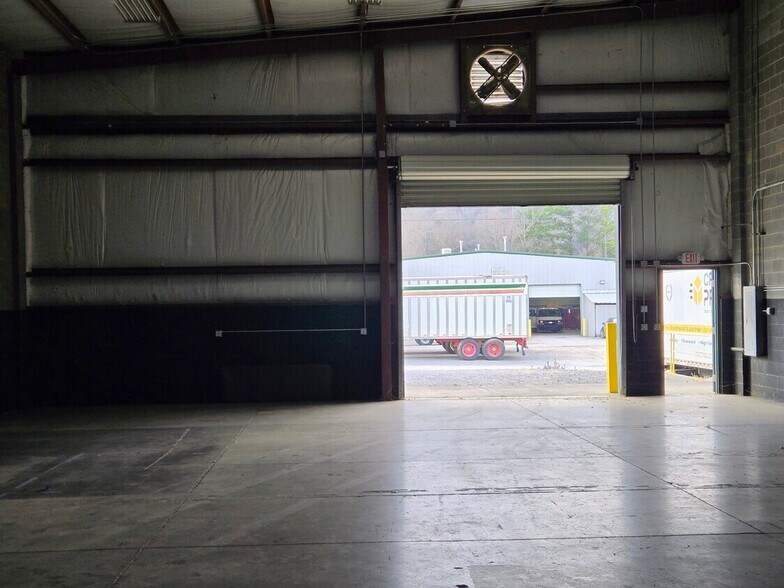 More Photos Of 19 Hannah Way, Rossville Flex For Lease
