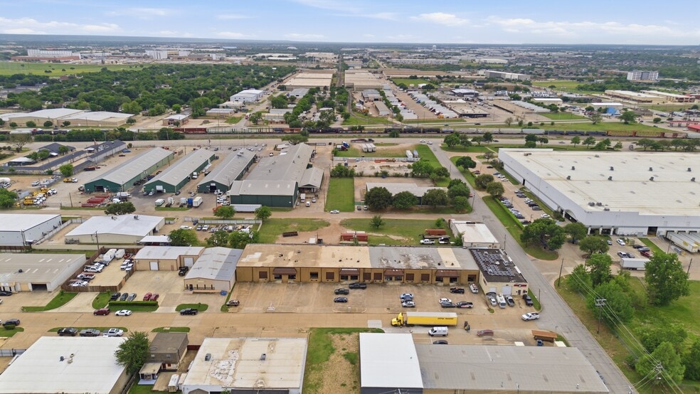 More Photos Of 2457 NW Dallas St, Grand Prairie Light Distribution For Sale
