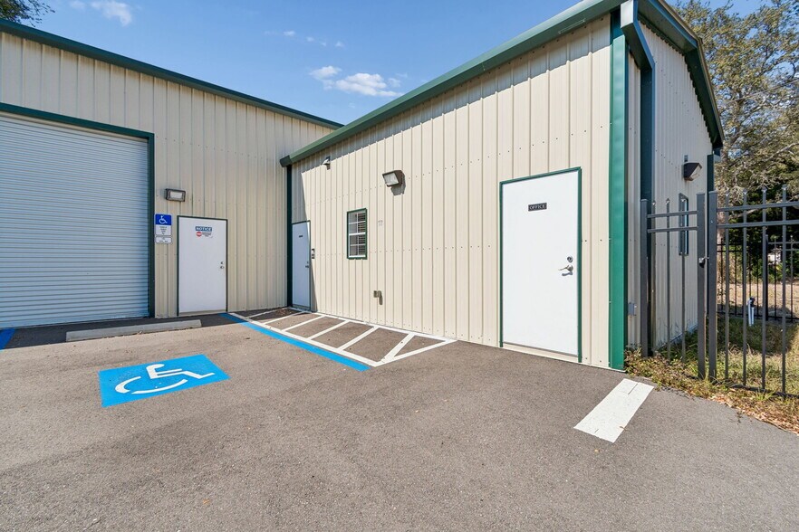 More Photos Of 2820 N 34th St, Tampa Warehouse For Lease