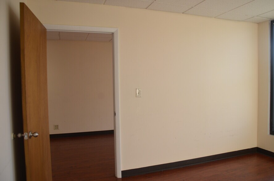 More Photos Of 4255 Westbrook Dr, Aurora Medical For Lease