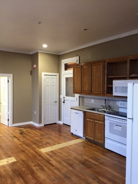 More Photos Of 200 W Main St, Marietta Storefront Retail Residential For Sale