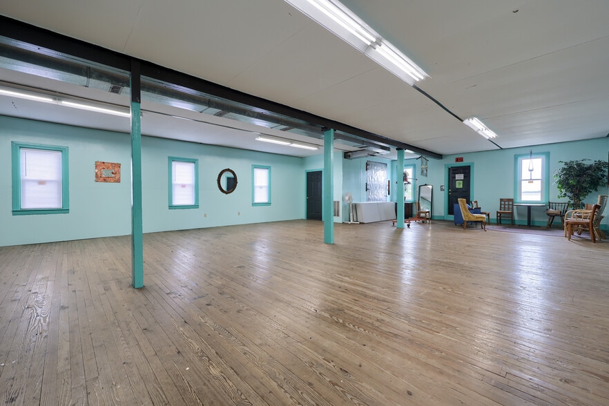 More Photos Of 157 E Broadway, Red Lion Restaurant For Sale