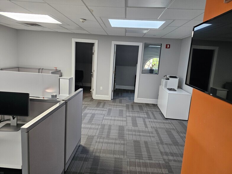 More Photos Of 1552 Post Rd, Fairfield Freestanding For Lease