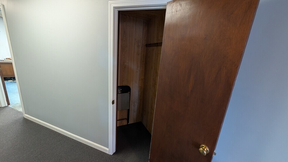 More Photos Of 11 W National Ave, Brazil Office For Sale