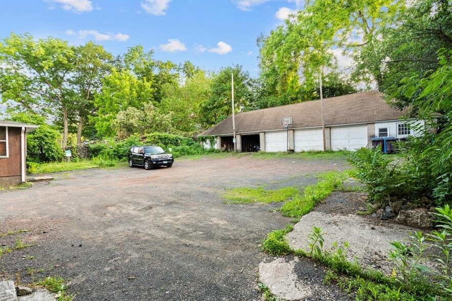More Photos Of 445-451 Columbus Blvd, New Britain Apartments For Sale