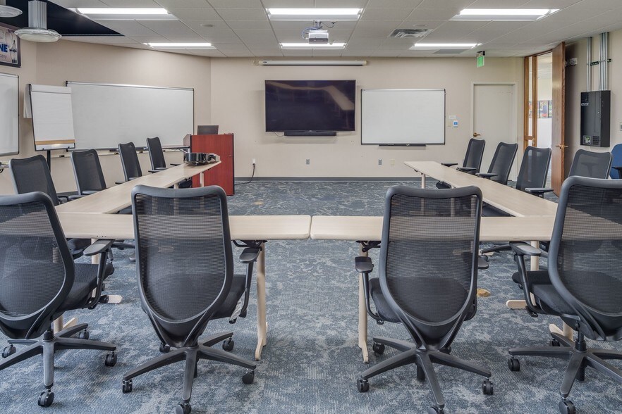 More Photos Of 3825 Columbus Rd, Granville Loft Creative Space For Lease