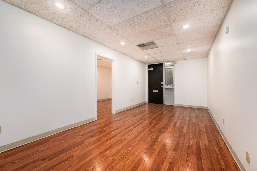 More Photos Of 5950 N Oak Tfwy, Kansas City Office For Sale