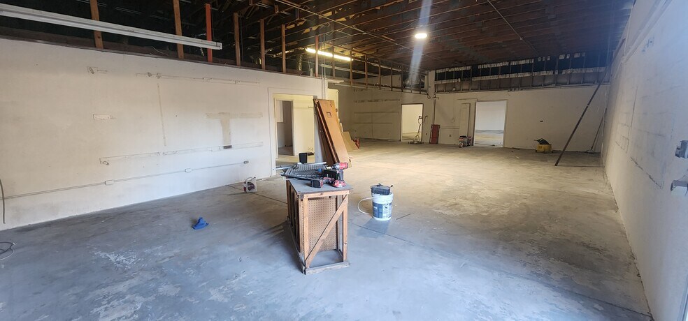 More Photos Of 284 S Center St, Pierson Auto Repair For Lease