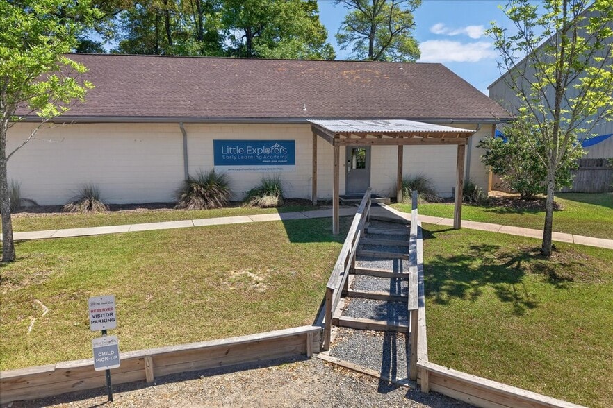 More Photos Of 100 Duggan Ave, Crestview Specialty For Sale