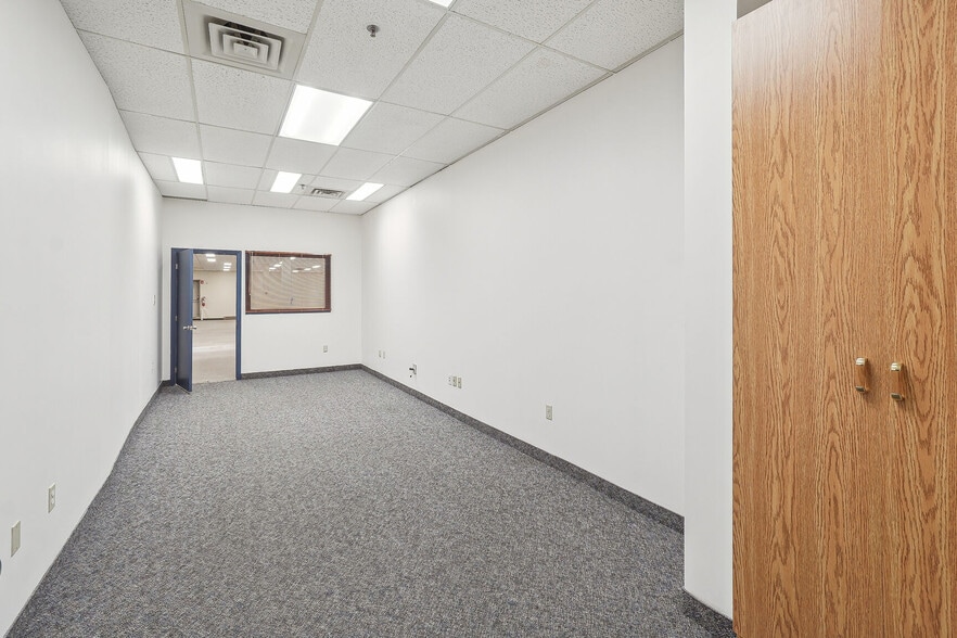 More Photos Of 1300 Rue De Louvain O, Montréal Light Manufacturing For Lease