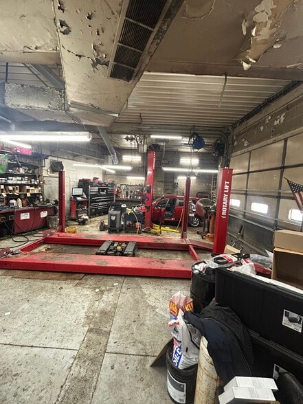 More Photos Of 6400 Douglas Ave, Urbandale Service Station For Lease