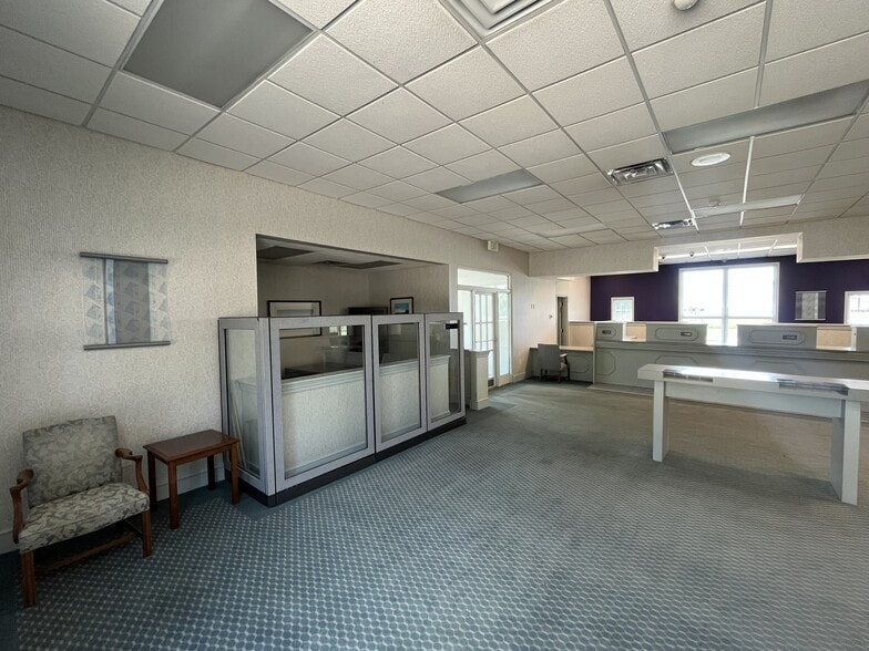 More Photos Of 7612 Alexandria Pike, Alexandria Bank For Lease