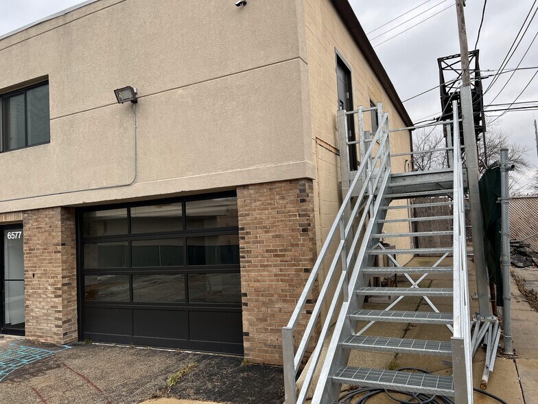 More Photos Of 6575-6577 N Avondale Ave, Chicago Service For Lease