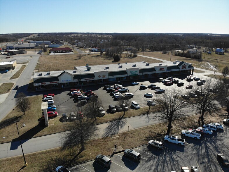 More Photos Of 3201 Lusk Dr, Neosho Storefront For Lease